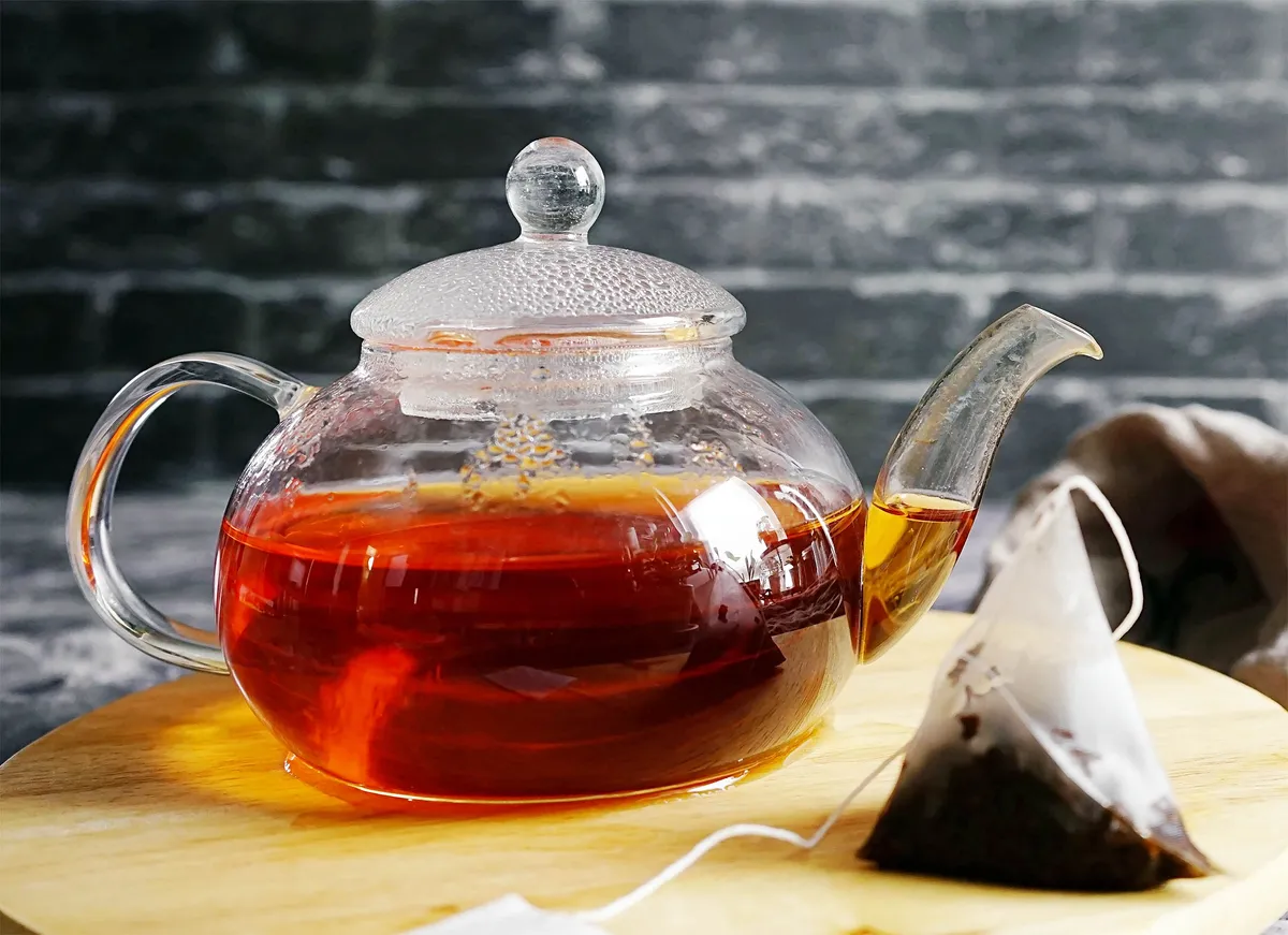 Theezakjes geven tijdens het zetten tot wel 1 miljard plasticdeeltjes vrij